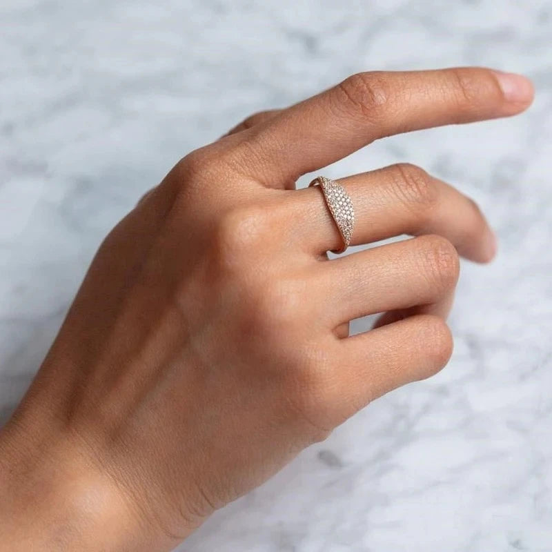 Anel Feminino Huitan de Zirconia Cúbica Brilhante Cor Dourada, Elegante e Comportado, Acessório