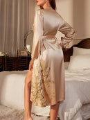 Robe com Cinto e Estampa de Cereja Pequena Sexy de Cetim Elegante para Lazer Quatro Estações Respirável Pijama Feminino