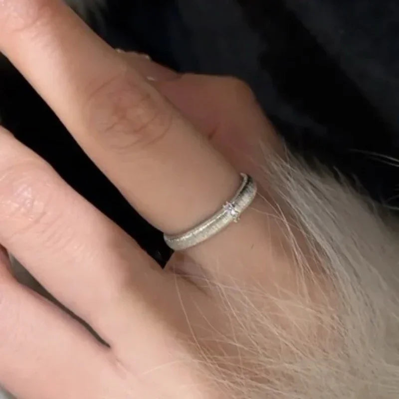 Anéis Retrô de Luxo Clássico Leve para mulheres, estilo artesanal com desenho em fio, versão larga e estreita