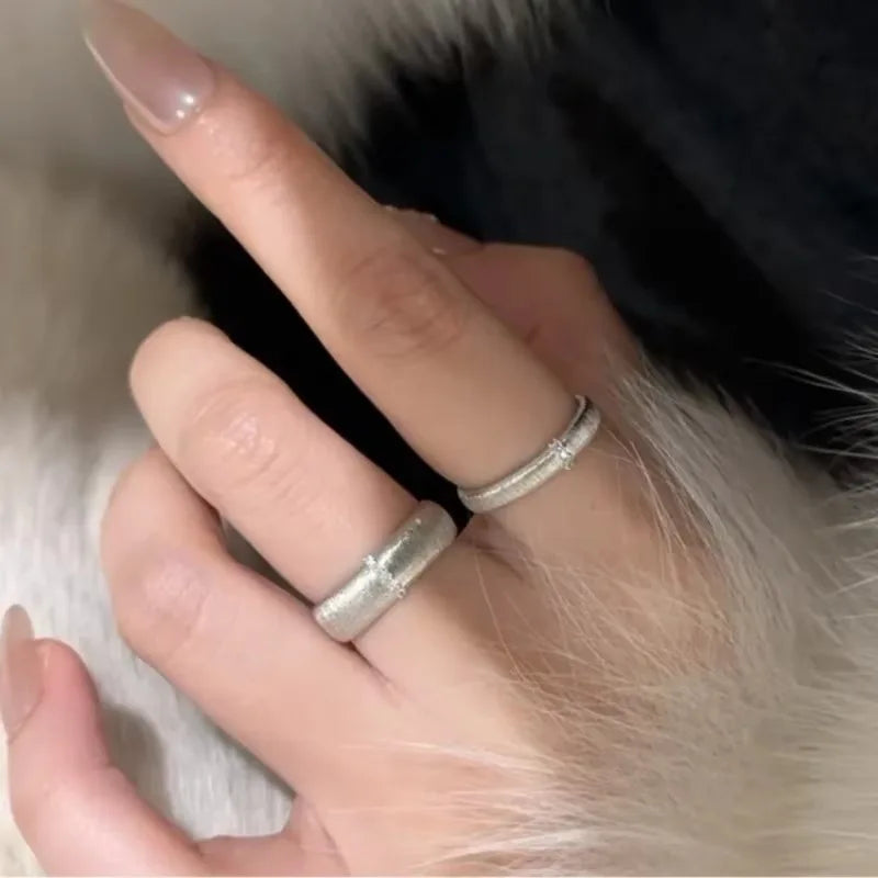 Anéis Retrô de Luxo Clássico Leve para mulheres, estilo artesanal com desenho em fio, versão larga e estreita