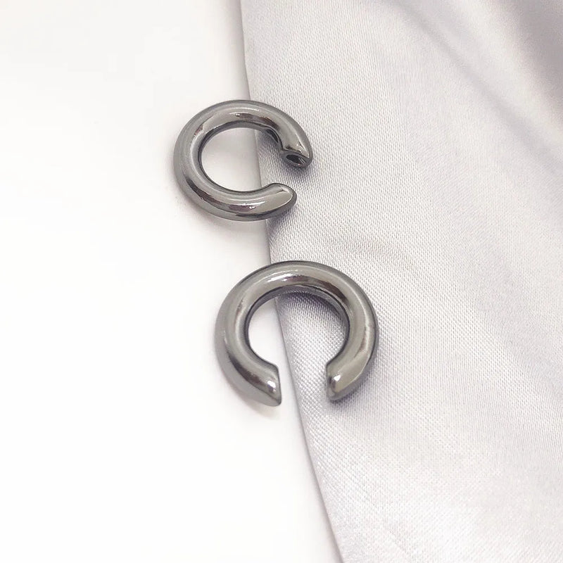 Brinco Falso de Metal Perfurado Único e Fashion, Cartilagem Circular Assimétrica, Joia Feminina