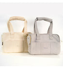 Animais de estimação saem e carregam filhotes. Bolsas portáteis de um ombro são mais adequadas para gatos e cães pequenos levarem ao ar livre