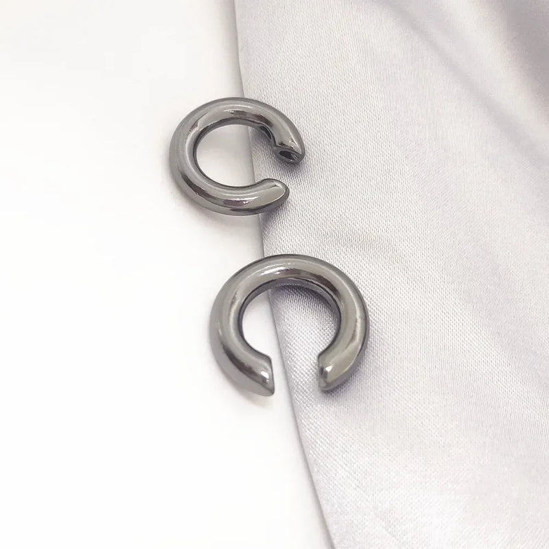 Brinco Falso de Metal Perfurado Único e Fashion, Cartilagem Circular Assimétrica, Joia Feminina