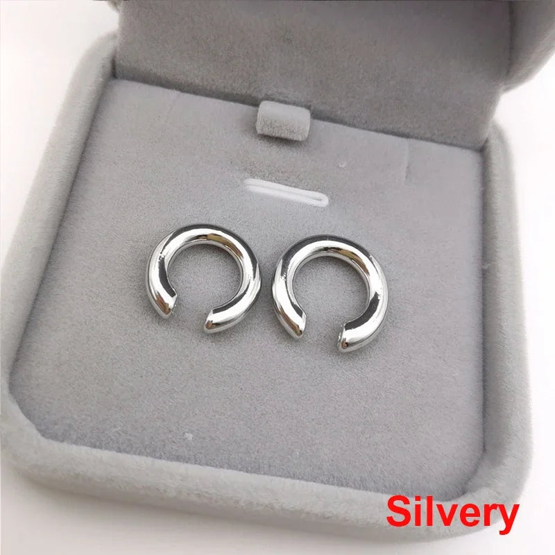 Brinco Falso de Metal Perfurado Único e Fashion, Cartilagem Circular Assimétrica, Joia Feminina