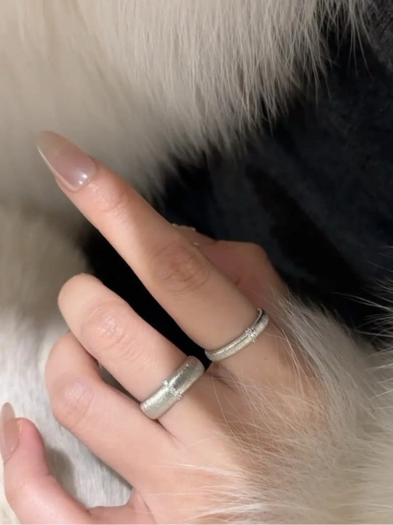 Anéis Retrô de Luxo Clássico Leve para mulheres, estilo artesanal com desenho em fio, versão larga e estreita